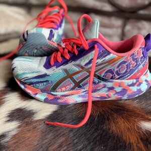 Share Asics Women's Noosa Tri 13 running sneakers in White/Periwinkle Blue Size